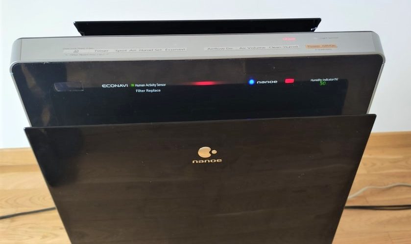 Recenzja oczyszczacza powietrza Panasonic F-VXR70G panel sterowania widok z przodu