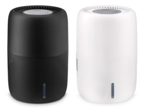 Nawilżacze powietrza Klarta Humea Black i Klarta Humea White na białym tle.