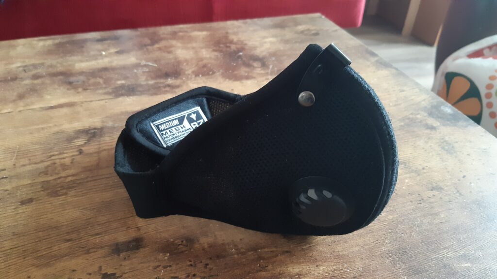 Maska antysmogowa RZ Mask M2 z zewnątrz