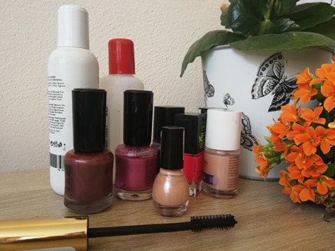 Lakiery do paznokci i tusz do rzęs jako źródło formaldehydu