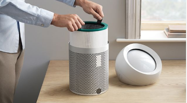 Oczyszczacz powietrza Dyson Pure Cool Me na biurku