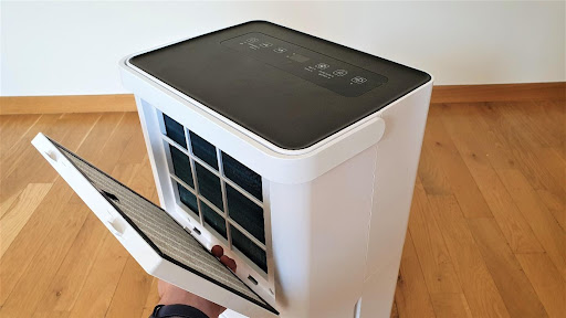 Osuszacz powietrza Fersk Torr 20 podczas wyjmowania filtrów z urządzenia. 