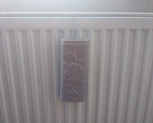 nawilżacz powietrza jest zawieszony na grzejniku