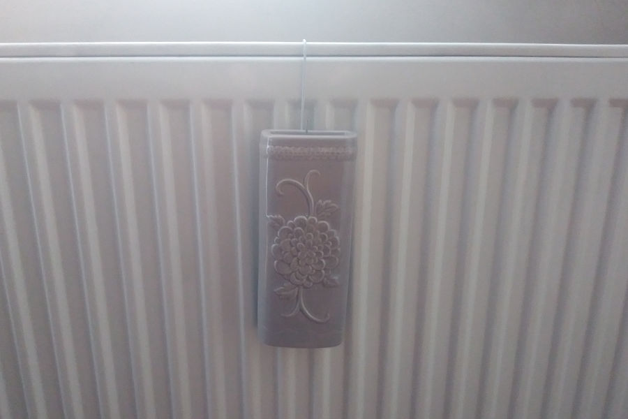 nawilżacz powietrza jest zawieszony na grzejniku