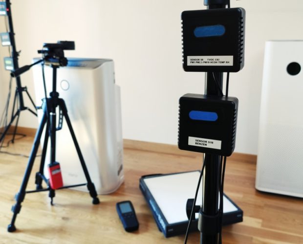 Zdjęcie laboratorium z czujnikami jakości powietrza i oczyszczaczami powietrza