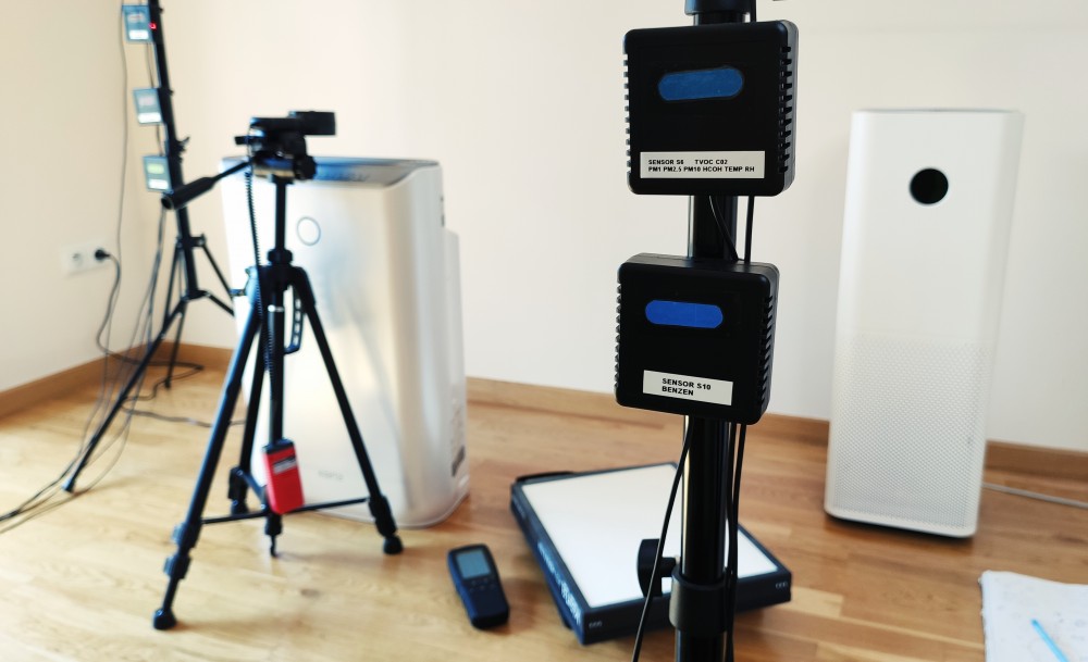 Zdjęcie laboratorium z czujnikami jakości powietrza i oczyszczaczami powietrza