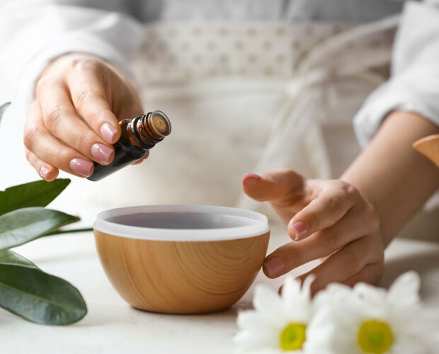 Wlewanie olejku do dyfuzora powietrza