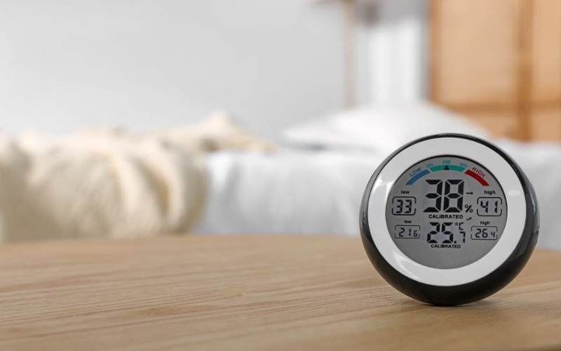 czujnik wilgotności na tle pokoju