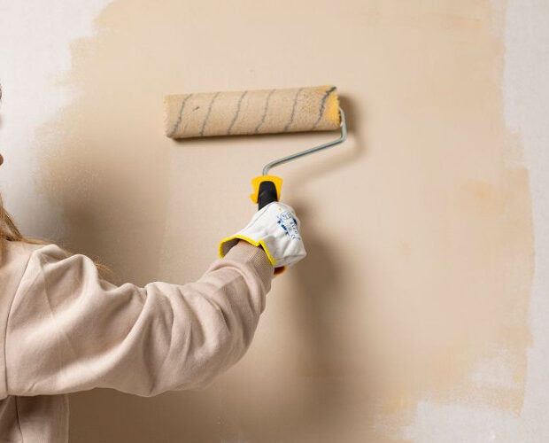 kobieta malująca ścianę