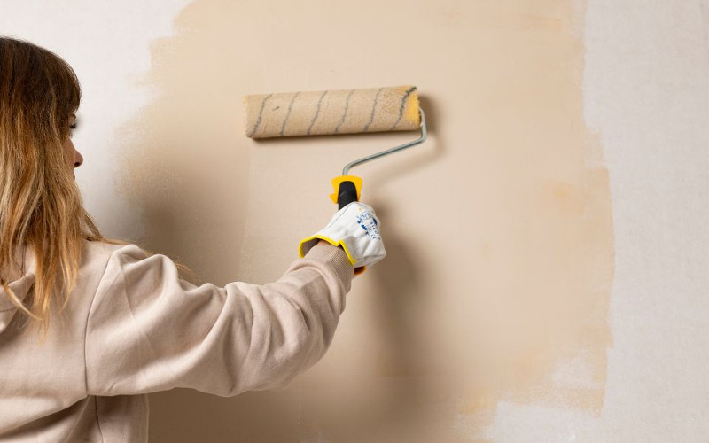 kobieta malująca ścianę