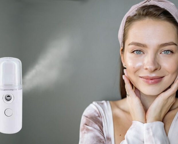 nawilżacz powietrza do twarzy i kobieta