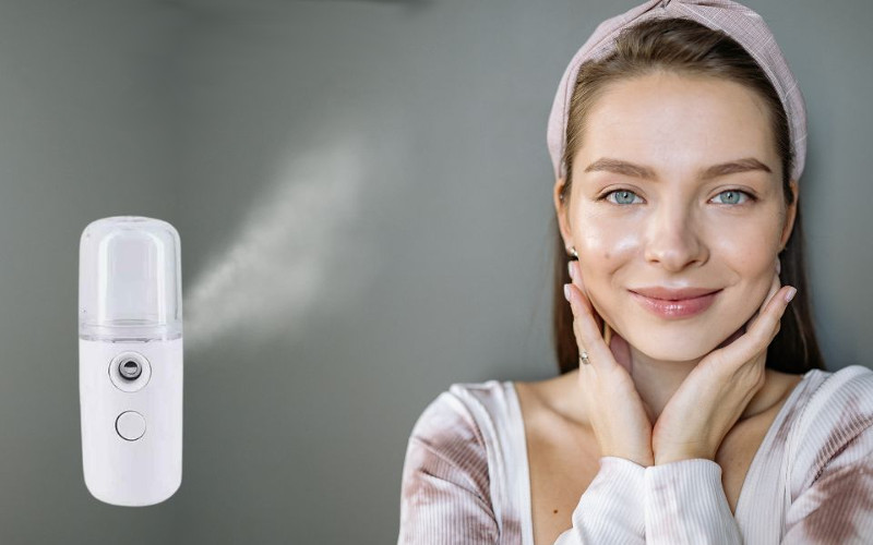 nawilżacz powietrza do twarzy i kobieta